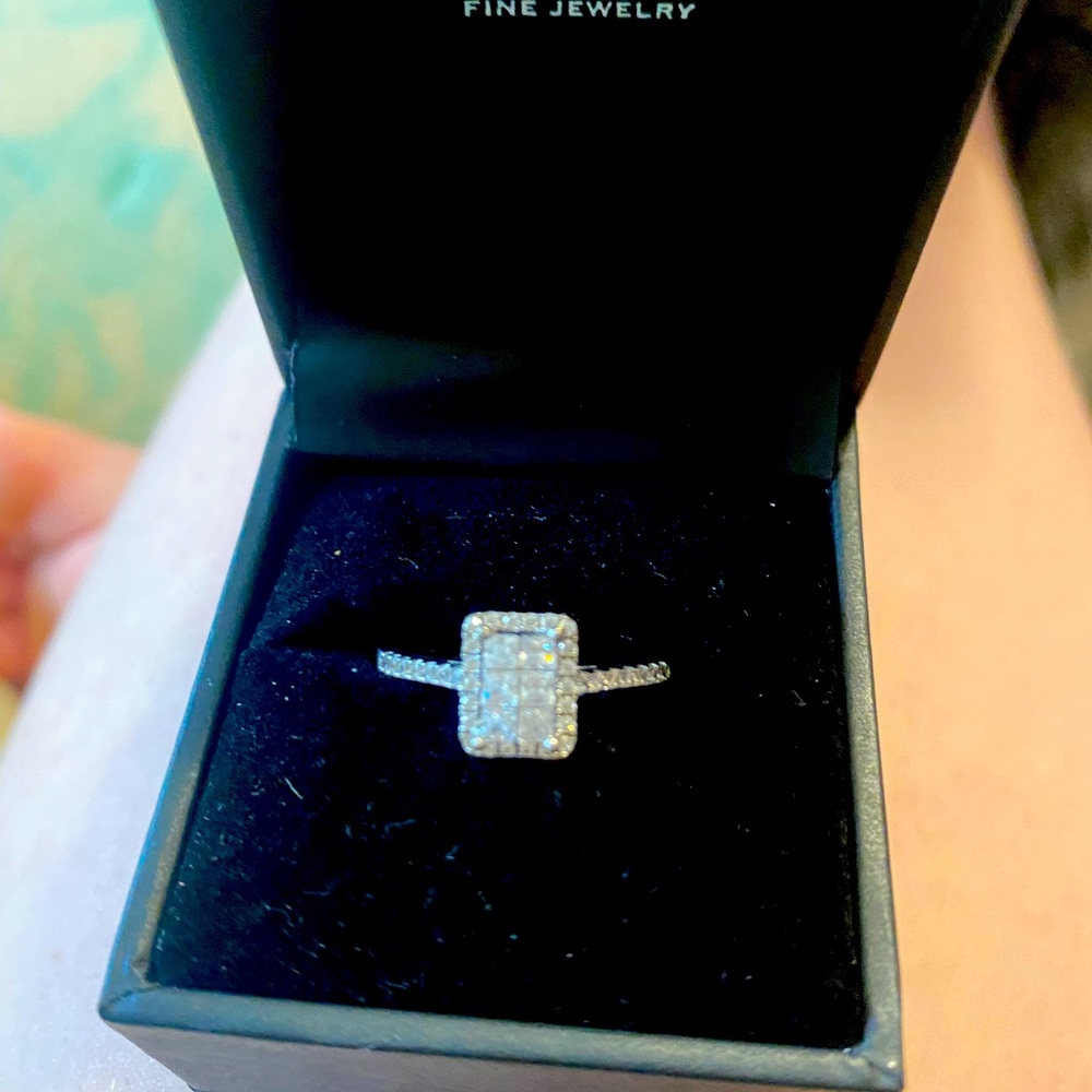 R.H macy & co fine jewelry ring. real white gold.. size 6. selling for 280 OBO.